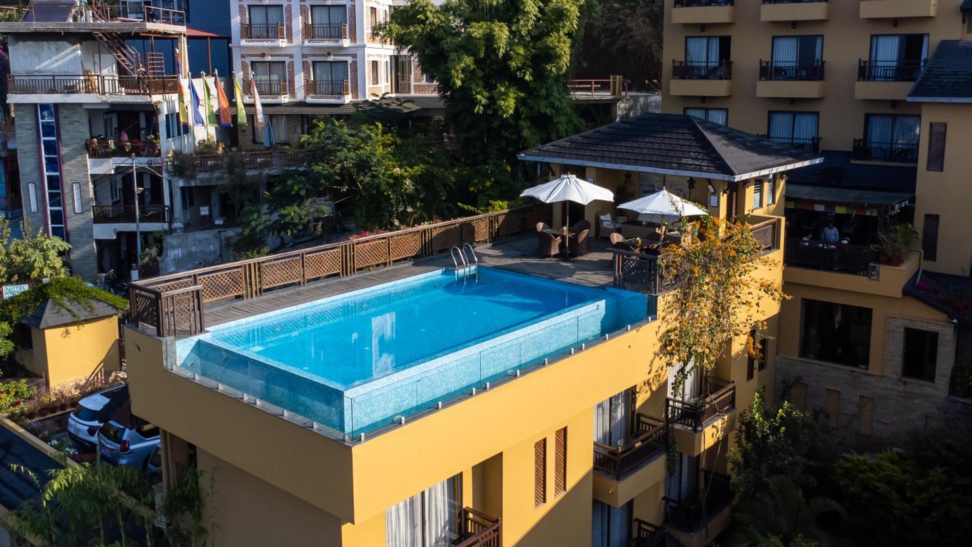 Bar Peepal Resort ポカラ エクステリア 写真 Rooftop pool at the Hotel