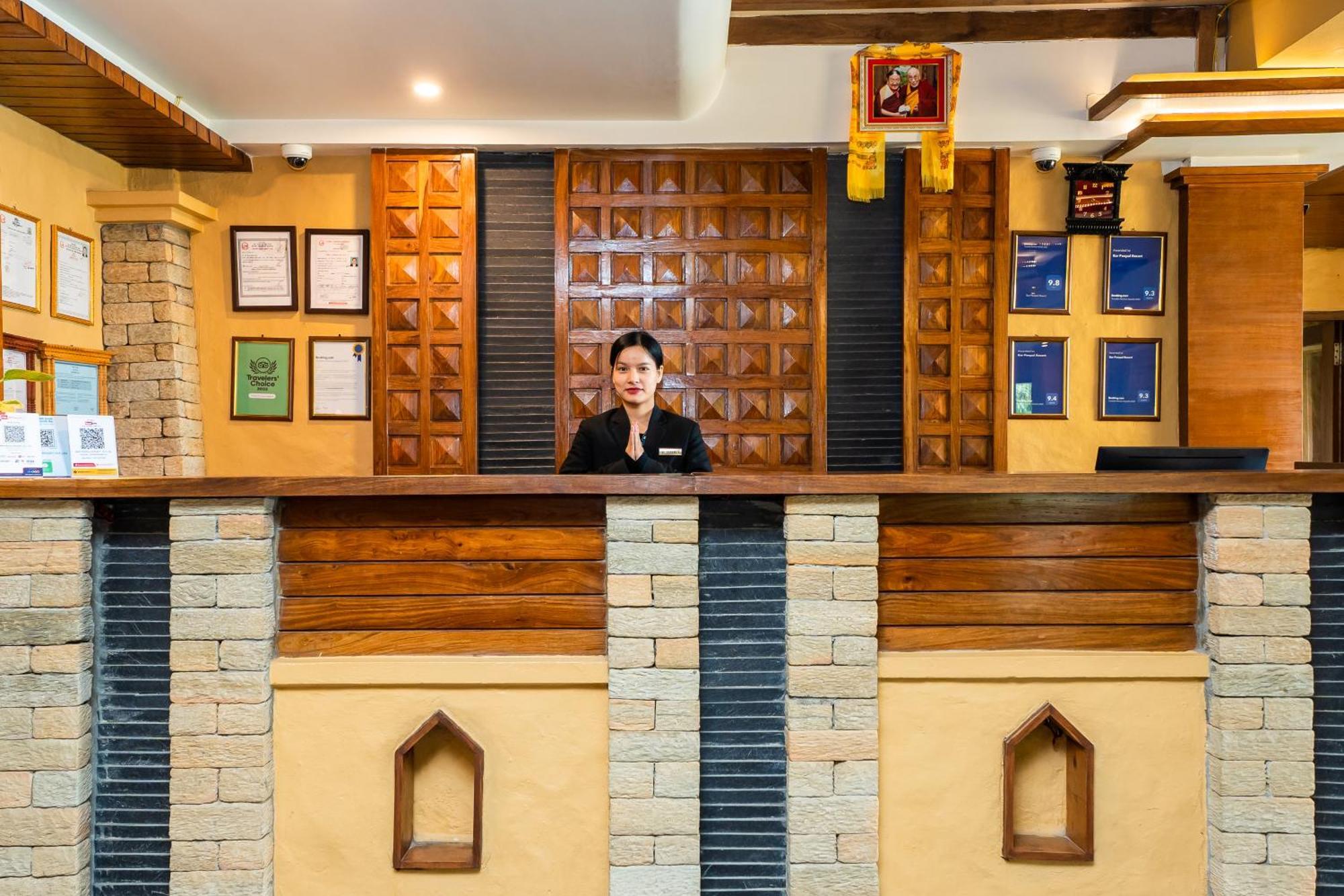 Bar Peepal Resort ポカラ エクステリア 写真 Reception at the hotel