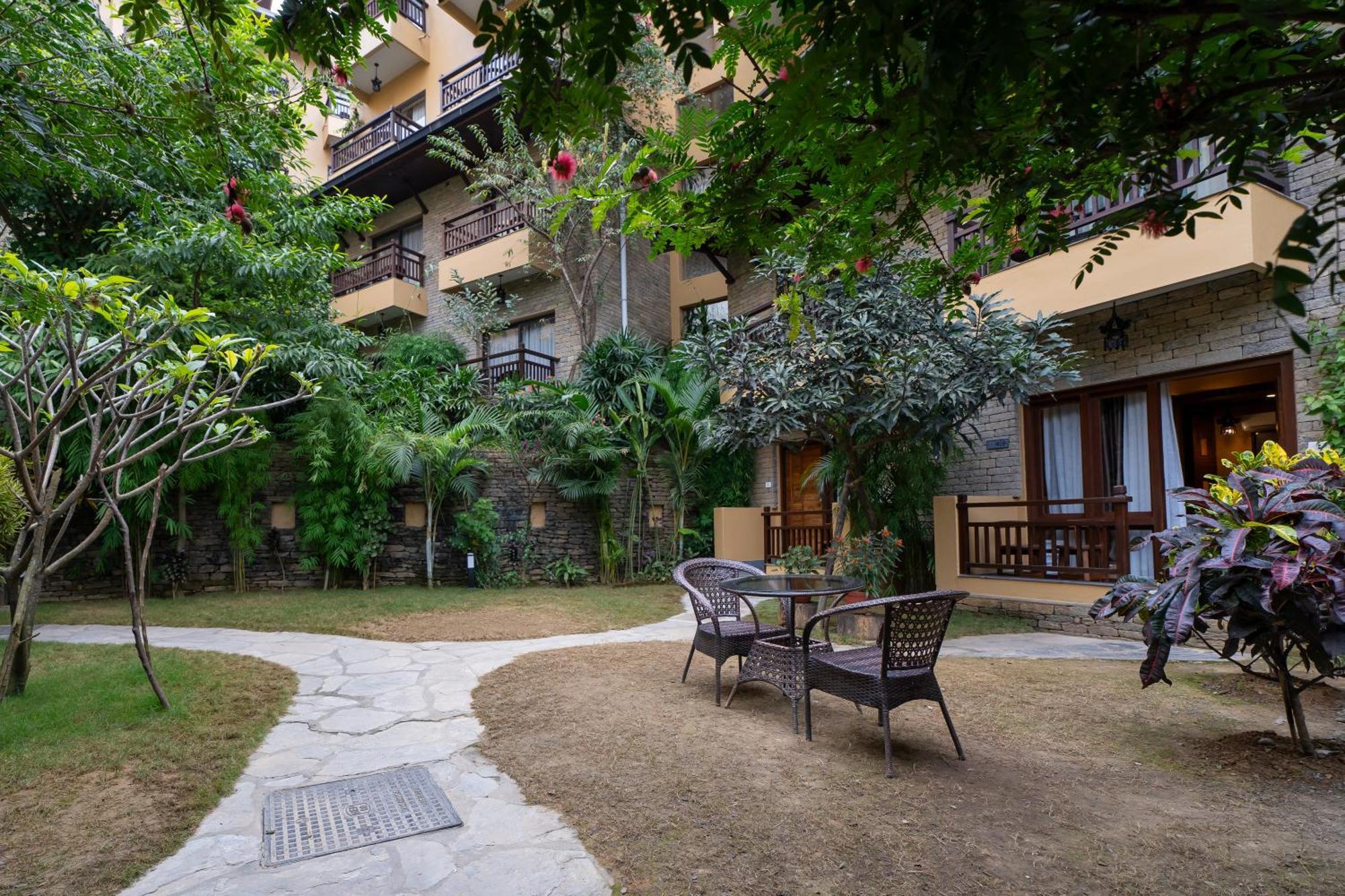 Bar Peepal Resort ポカラ エクステリア 写真 The hotel's garden