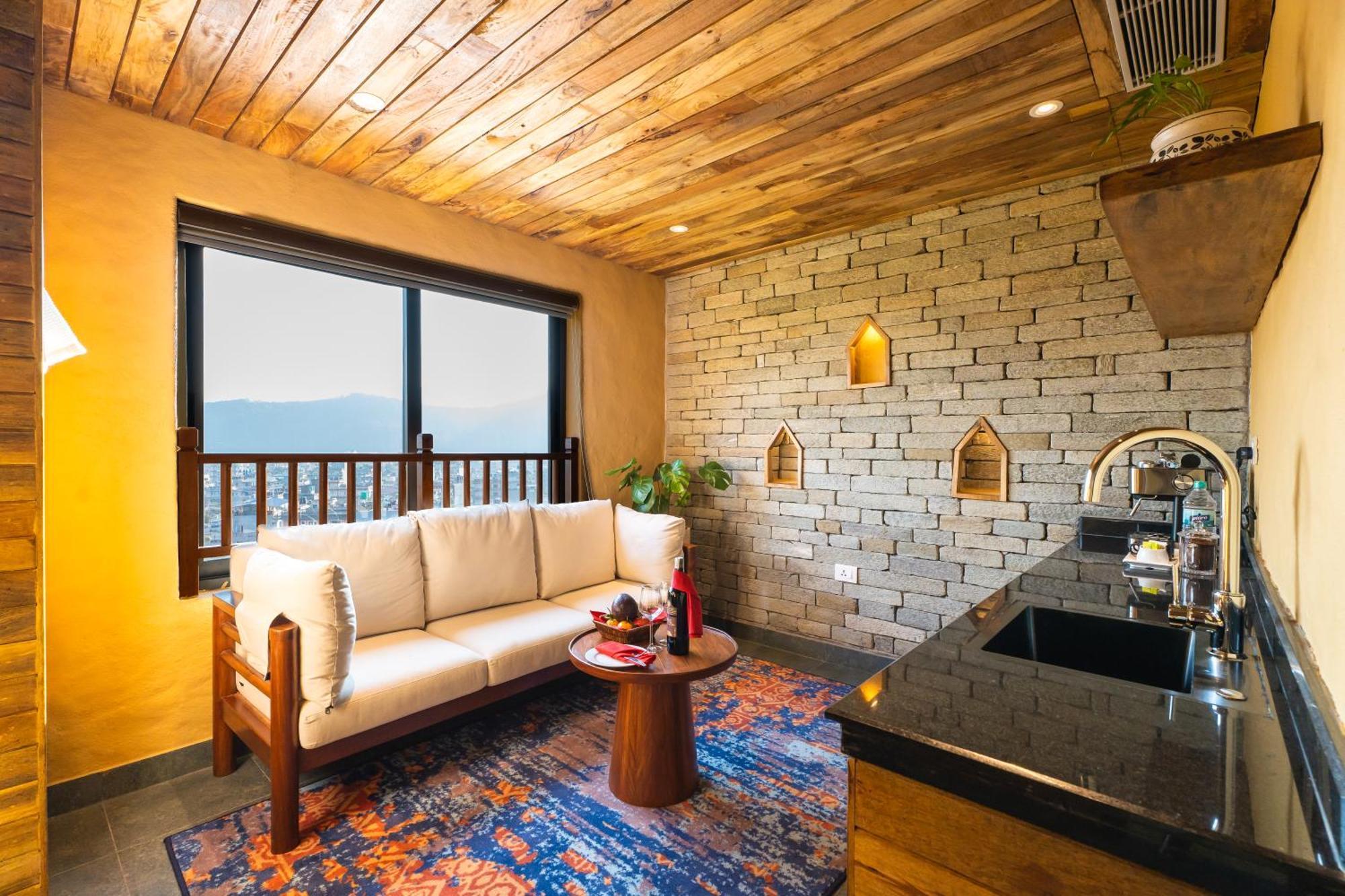 Bar Peepal Resort ポカラ エクステリア 写真 A living room in a typical apartment